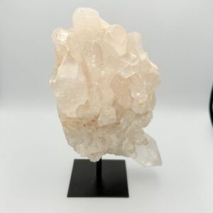 Bergkristal cluster op standaard