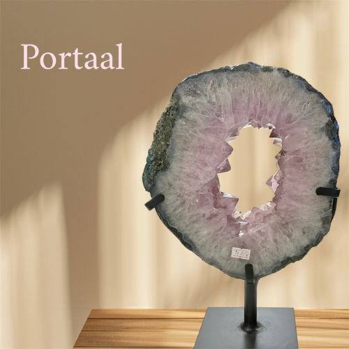 Portaal amethist op standaard