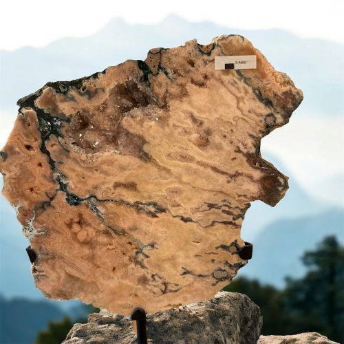 Roze amethist op standaard Roze amethist op standaard