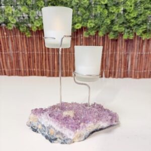 Amethist staat bekend om zijn beschermende en kalmerende werking. De steen helpt negatieve energie te transformeren en ondersteunt emotionele balans.