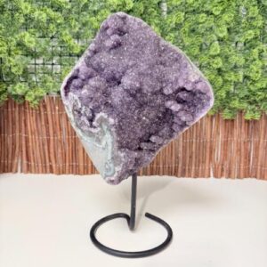 Grote Amethist op Standaard – Diepe Paarse Kracht en Balans