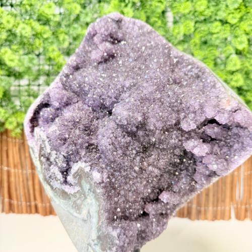 Grote Amethist op Standaard – Diepe Paarse Kracht en Balans Grote Amethist op Standaard – Diepe Paarse Kracht en Balans