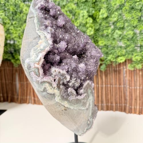 Grote Amethist op Standaard – Diepe Paarse Kracht en Balans Grote Amethist op Standaard – Diepe Paarse Kracht en Balans