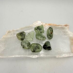 Prehniet trommelsteen - Heling en bescherming