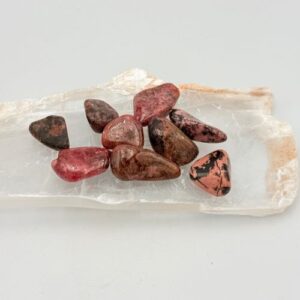 Rhodoniet trommelsteen - Zelfvertrouwen en vergeving