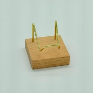 Houten naturel standaard met goudkleurig metalen rekje