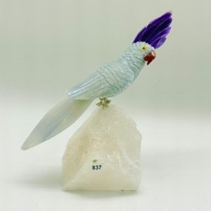 Edelsteen vogel op ruwe edelsteen