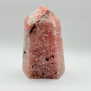 Roze amethist toren met druzy en kristallen