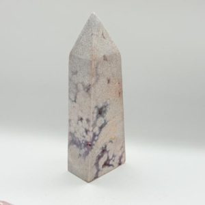 Roze amethist toren met druzy en kristallen